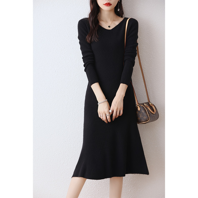 Vilnas adīta kleita ar V kaklu, garām piedurknēm, augsts viduklis, vidēja garuma, A-līnijas siluets