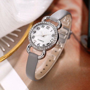Ženski kvarcni sat s perlačnim brojčanikom, ukrašen dijamantima, remen od imitirane kože, kućište od legure