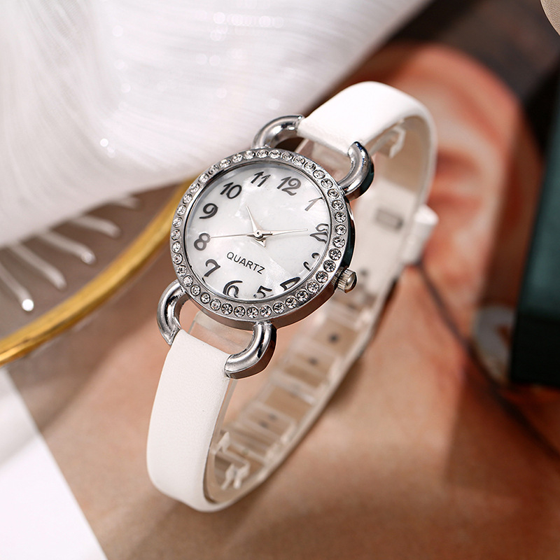 Ženski kvarcni sat s perlačnim brojčanikom, ukrašen dijamantima, remen od imitirane kože, kućište od legure