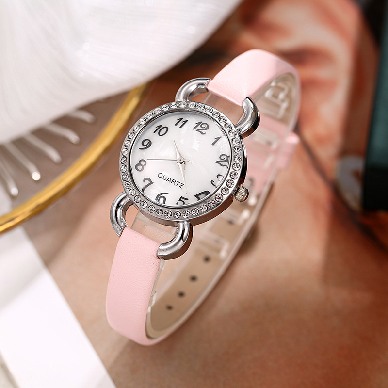 Ženski kvarcni sat s perlačnim brojčanikom, ukrašen dijamantima, remen od imitirane kože, kućište od legure