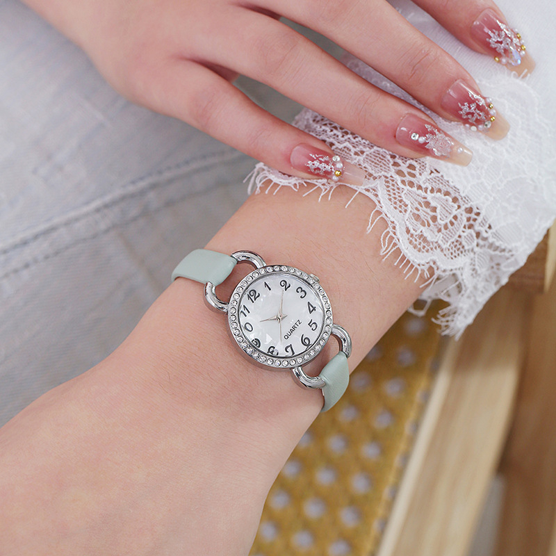 Ženski kvarcni sat s perlačnim brojčanikom, ukrašen dijamantima, remen od imitirane kože, kućište od legure