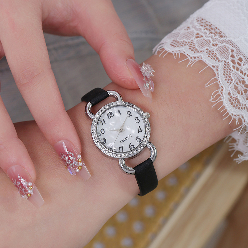 Ženski kvarcni sat s perlačnim brojčanikom, ukrašen dijamantima, remen od imitirane kože, kućište od legure