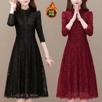 Vidēja garuma adītā kleita, apaļā kakla, garas piedurknes, šaurs piegriezums, literāri retro stils, galvenā auduma sastāvs: 90–95% neilons