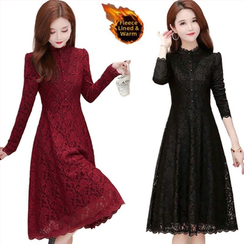 Vidēja garuma adītā kleita, apaļā kakla, garas piedurknes, šaurs piegriezums, literāri retro stils, galvenā auduma sastāvs: 90–95% neilons