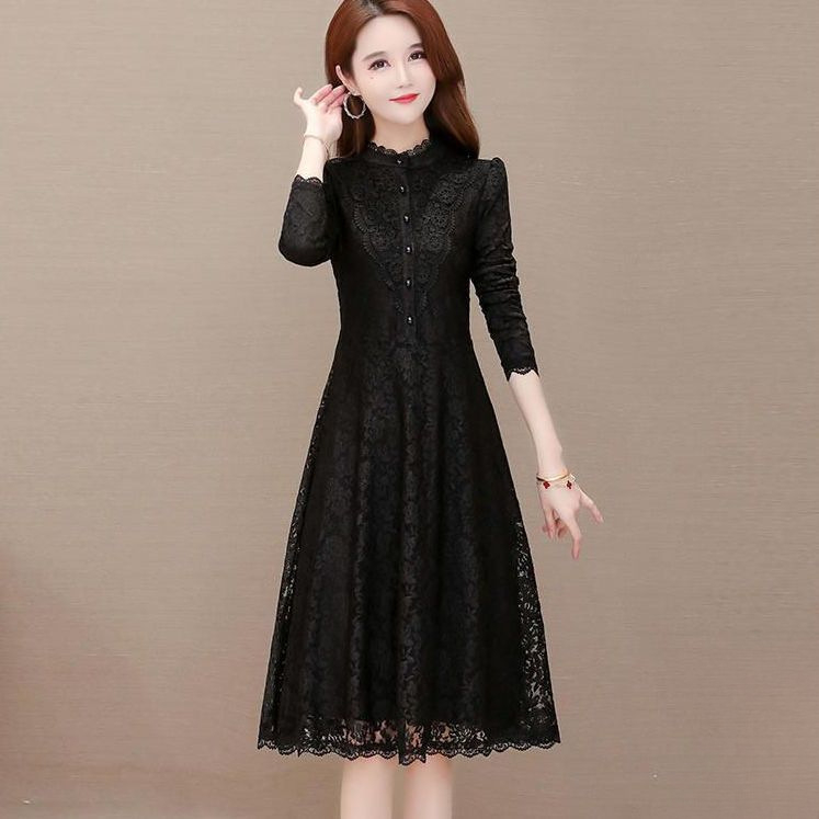 Vidēja garuma adītā kleita, apaļā kakla, garas piedurknes, šaurs piegriezums, literāri retro stils, galvenā auduma sastāvs: 90–95% neilons