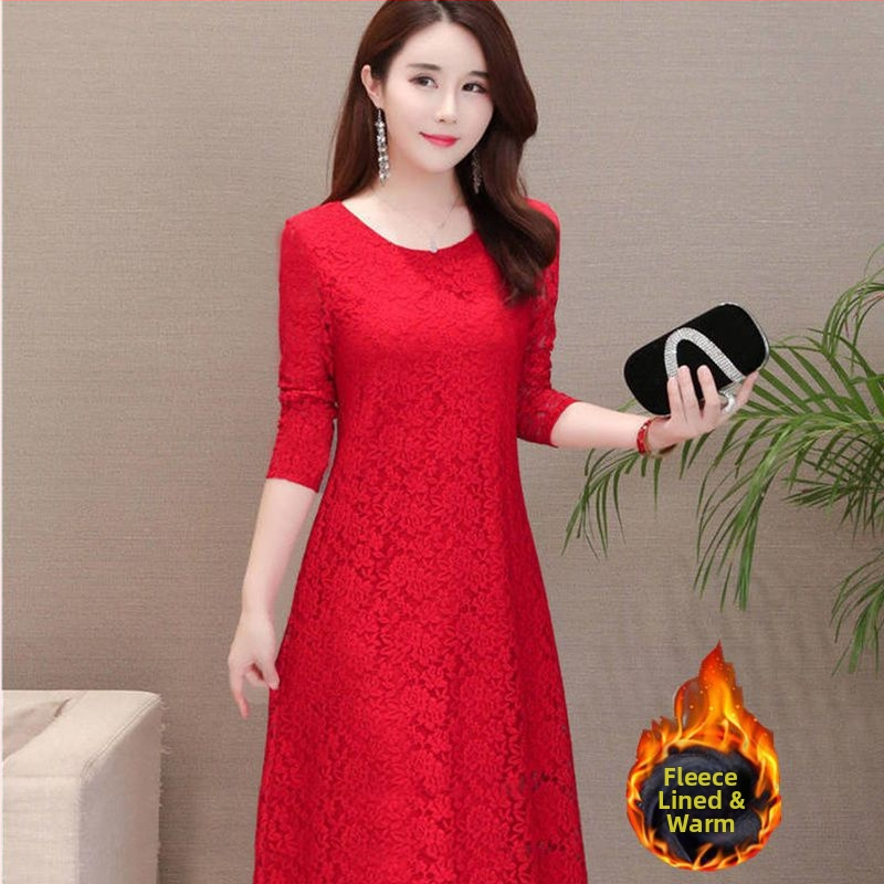 Vidēja garuma adītā kleita, apaļā kakla, garas piedurknes, šaurs piegriezums, literāri retro stils, galvenā auduma sastāvs: 90–95% neilons