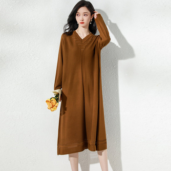 Midi kleita A līnijā ar V kaklu, garas piedurknēm, viduklis vidējā līmenī, Color Block raksts, viskozes šķiedra, kolāžas šuvju detaļa