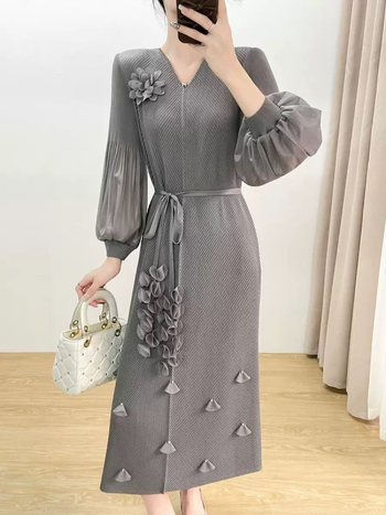 Miyake plissētā kleita - poliesters, raukšķaina auduma efekts, A līnija, V kakla izgriezums, garā kleita