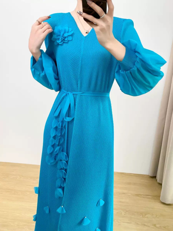 Miyake plissētā kleita - poliesters, raukšķaina auduma efekts, A līnija, V kakla izgriezums, garā kleita