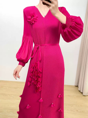 Miyake plissētā kleita - poliesters, raukšķaina auduma efekts, A līnija, V kakla izgriezums, garā kleita