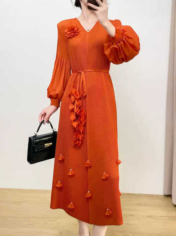 Miyake plissētā kleita - poliesters, raukšķaina auduma efekts, A līnija, V kakla izgriezums, garā kleita