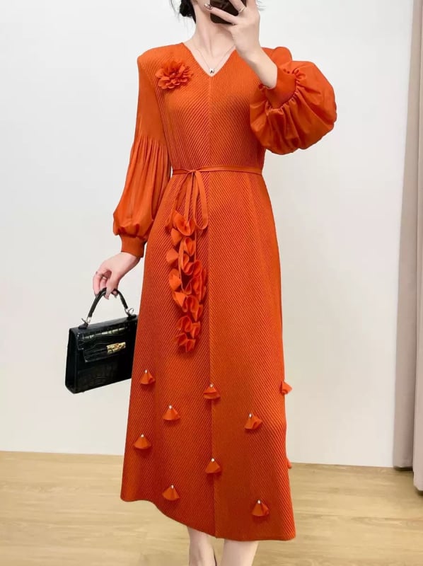 Miyake plissētā kleita - poliesters, raukšķaina auduma efekts, A līnija, V kakla izgriezums, garā kleita