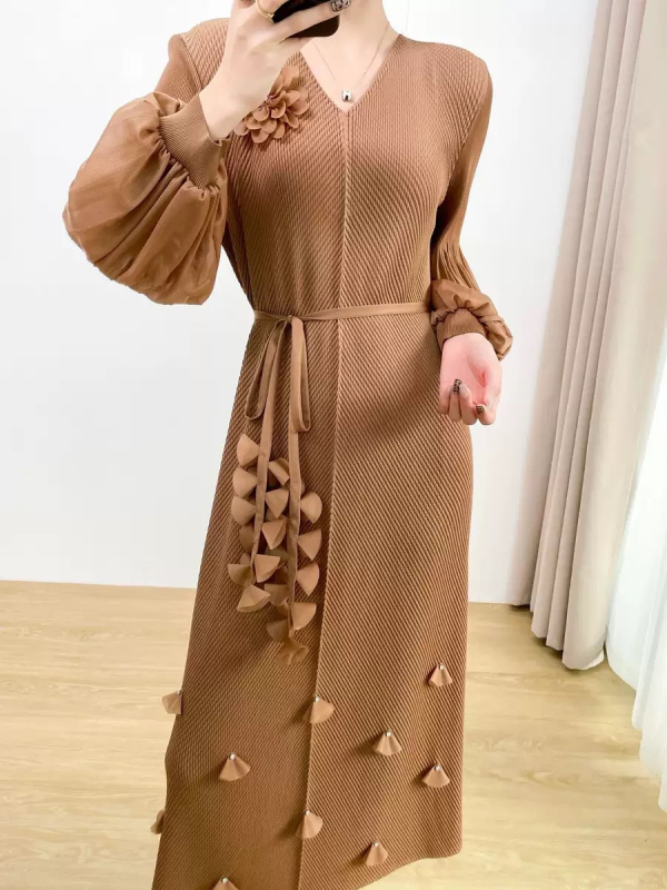 Miyake plissētā kleita - poliesters, raukšķaina auduma efekts, A līnija, V kakla izgriezums, garā kleita