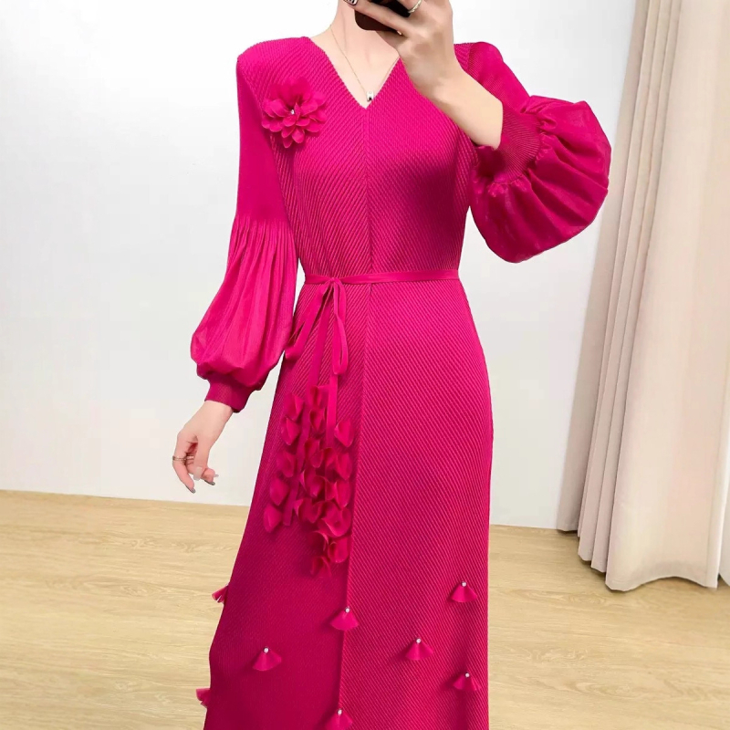 Miyake plissētā kleita - poliesters, raukšķaina auduma efekts, A līnija, V kakla izgriezums, garā kleita