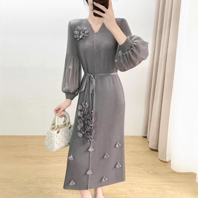 Miyake plissētā kleita - poliesters, raukšķaina auduma efekts, A līnija, V kakla izgriezums, garā kleita