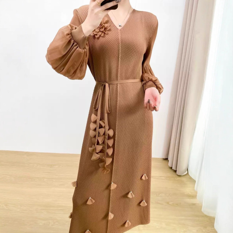 Miyake plissētā kleita - poliesters, raukšķaina auduma efekts, A līnija, V kakla izgriezums, garā kleita