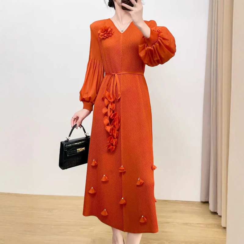 Miyake plissētā kleita - poliesters, raukšķaina auduma efekts, A līnija, V kakla izgriezums, garā kleita