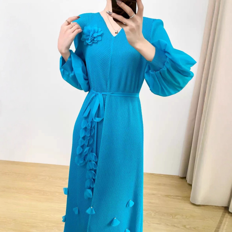 Miyake plissētā kleita - poliesters, raukšķaina auduma efekts, A līnija, V kakla izgriezums, garā kleita