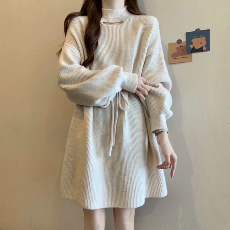 Sievietes adītā kleita ar puse augstu apkakli, garas piedurknes, viduklis vidējā līmenī, vidusa garums, taisns siluets, ķīniešu stils