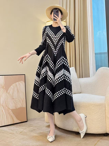 Korejas stilā plise kleita ar ziedu rakstu, garas piedurknes, poliesters