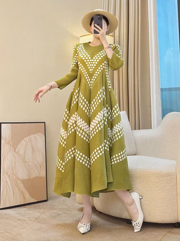 Korejas stilā plise kleita ar ziedu rakstu, garas piedurknes, poliesters