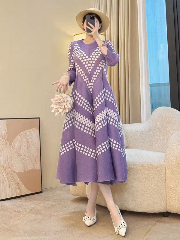 Korejas stilā plise kleita ar ziedu rakstu, garas piedurknes, poliesters