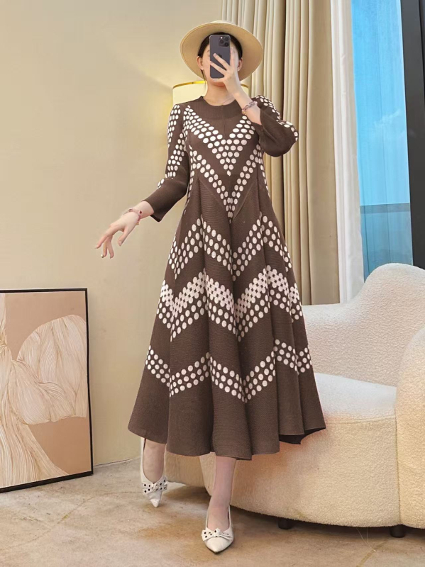 Korejas stilā plise kleita ar ziedu rakstu, garas piedurknes, poliesters