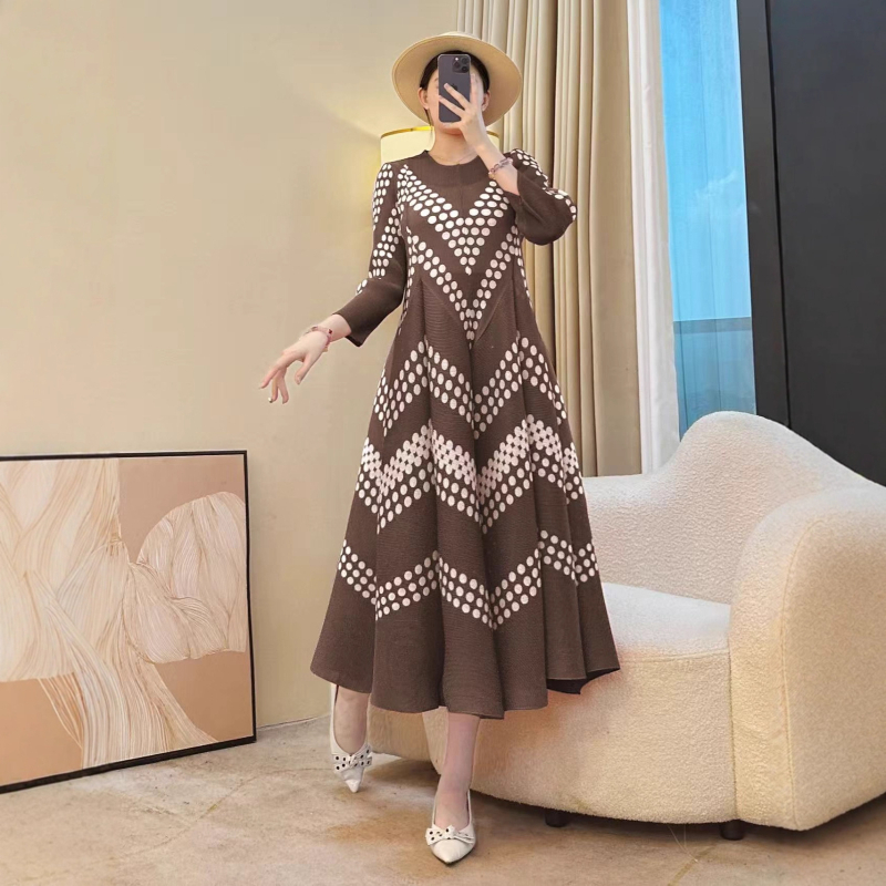 Korejas stilā plise kleita ar ziedu rakstu, garas piedurknes, poliesters