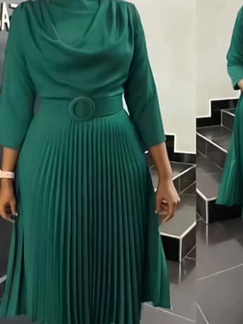 Poliestera midi kleita ar krunkētu tekstūru, apkakle apaļā forma, 3/4 piedurknes, augsts viduklis un plisēta svārka daļa