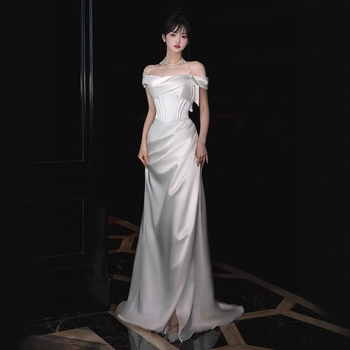 Svētku kleita no poliestera satīna, vienu plecu, sirēnas siluets ar zivju asti, augsts viduklis, bez piedurknēm