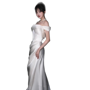 Svētku kleita no poliestera satīna, vienu plecu, sirēnas siluets ar zivju asti, augsts viduklis, bez piedurknēm