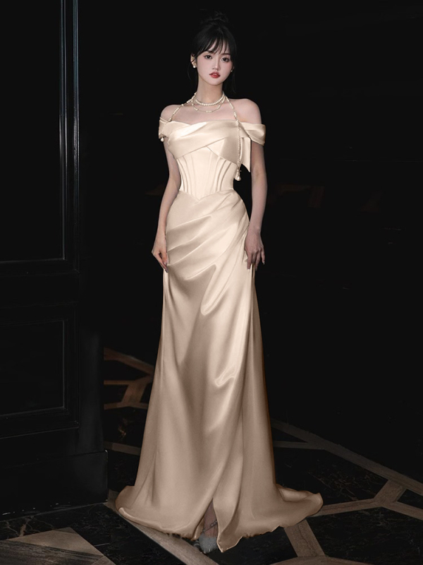 Svētku kleita no poliestera satīna, vienu plecu, sirēnas siluets ar zivju asti, augsts viduklis, bez piedurknēm