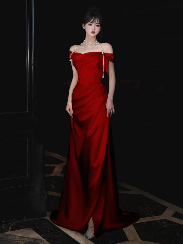 Svētku kleita no poliestera satīna, vienu plecu, sirēnas siluets ar zivju asti, augsts viduklis, bez piedurknēm