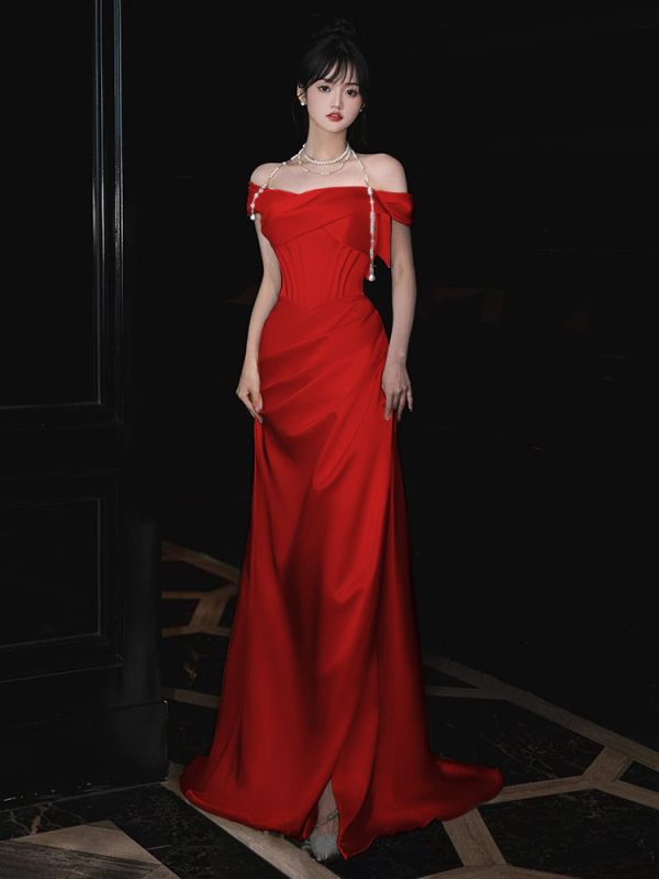 Svētku kleita no poliestera satīna, vienu plecu, sirēnas siluets ar zivju asti, augsts viduklis, bez piedurknēm