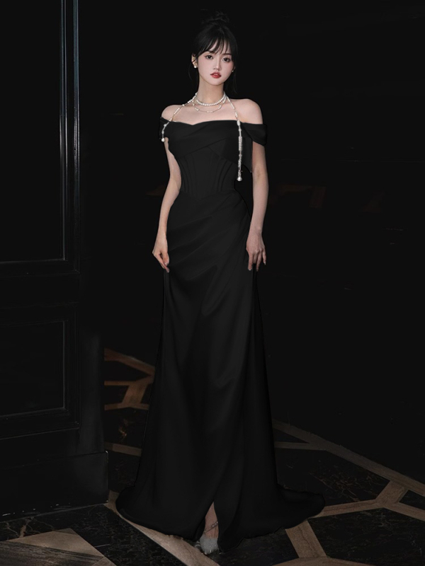 Svētku kleita no poliestera satīna, vienu plecu, sirēnas siluets ar zivju asti, augsts viduklis, bez piedurknēm