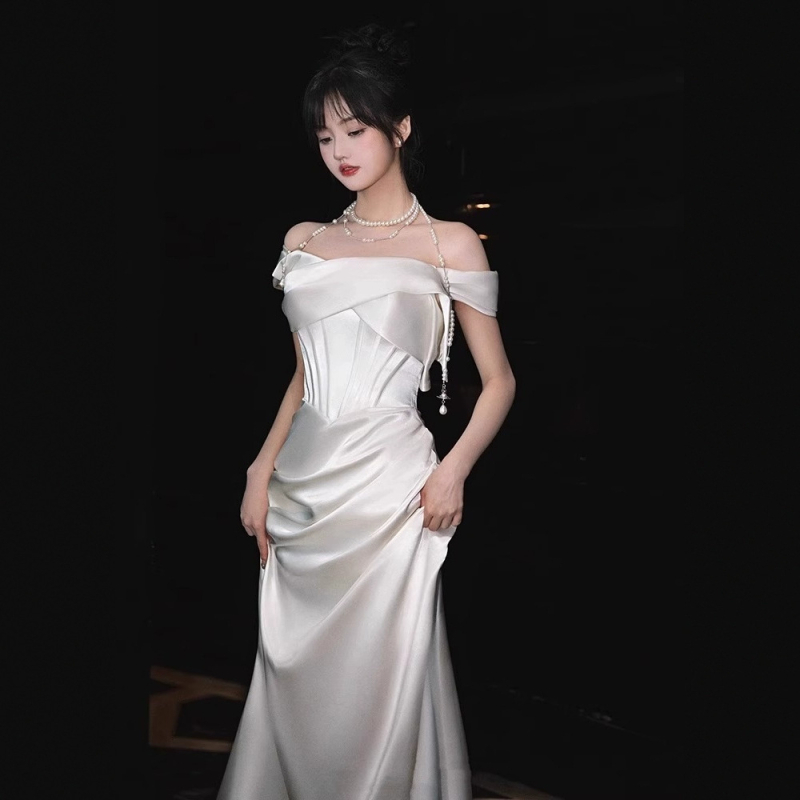 Svētku kleita no poliestera satīna, vienu plecu, sirēnas siluets ar zivju asti, augsts viduklis, bez piedurknēm