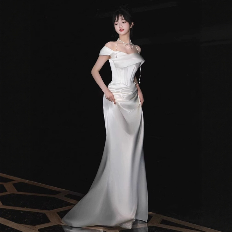 Svētku kleita no poliestera satīna, vienu plecu, sirēnas siluets ar zivju asti, augsts viduklis, bez piedurknēm