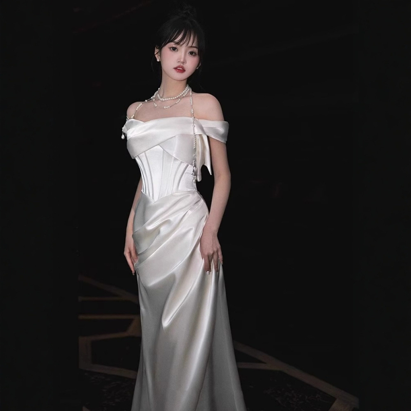 Svētku kleita no poliestera satīna, vienu plecu, sirēnas siluets ar zivju asti, augsts viduklis, bez piedurknēm