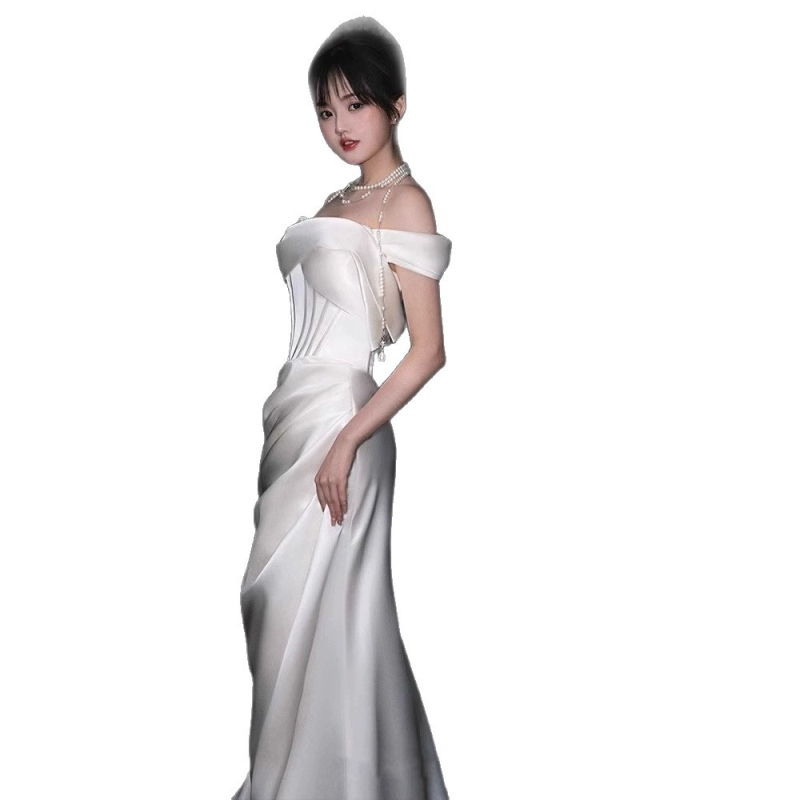 Svētku kleita no poliestera satīna, vienu plecu, sirēnas siluets ar zivju asti, augsts viduklis, bez piedurknēm