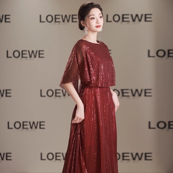 Kora izpildes kleita ar pērlītēm, A‑līnijas siluets, augsta josta, 3/4 garuma piedurknes, gara kleita, poliestera maisījums 50–70%