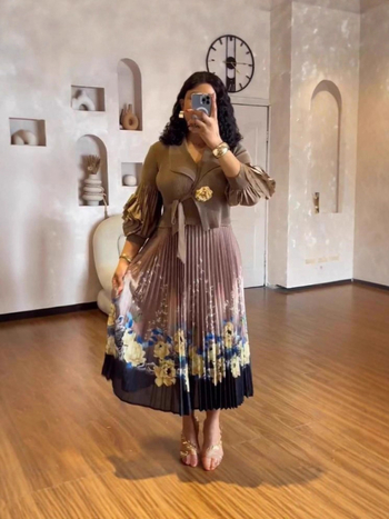 Ilga kleita ar ziedu rakstu, laternu piedurknēm, kostīma apkakle, A līnijas siluets, 95% poliester