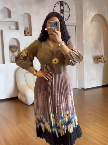 Ilga kleita ar ziedu rakstu, laternu piedurknēm, kostīma apkakle, A līnijas siluets, 95% poliester