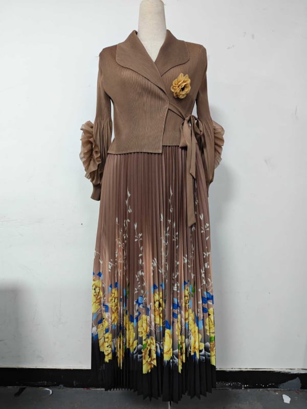 Ilga kleita ar ziedu rakstu, laternu piedurknēm, kostīma apkakle, A līnijas siluets, 95% poliester