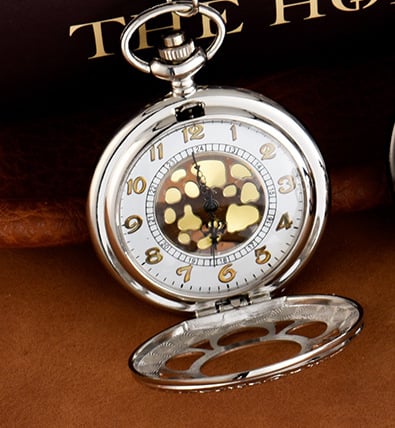 Tuščiaviduriai žiedlapių kišeniniai laikrodžiai – lydinio korpusas, kvarcinis mechanizmas (Pearl), plastikinis kristalas, storis 10 mm, ženklas Nuo Niu