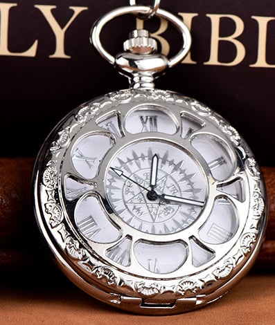 Tuščiaviduriai žiedlapių kišeniniai laikrodžiai – lydinio korpusas, kvarcinis mechanizmas (Pearl), plastikinis kristalas, storis 10 mm, ženklas Nuo Niu