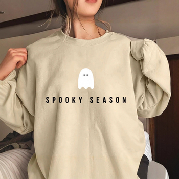 Kapucīna džemperis ar spoku zīmējumu, poliestera audums, biezs materiāls, garas piedurknes, brīva piegriezne.