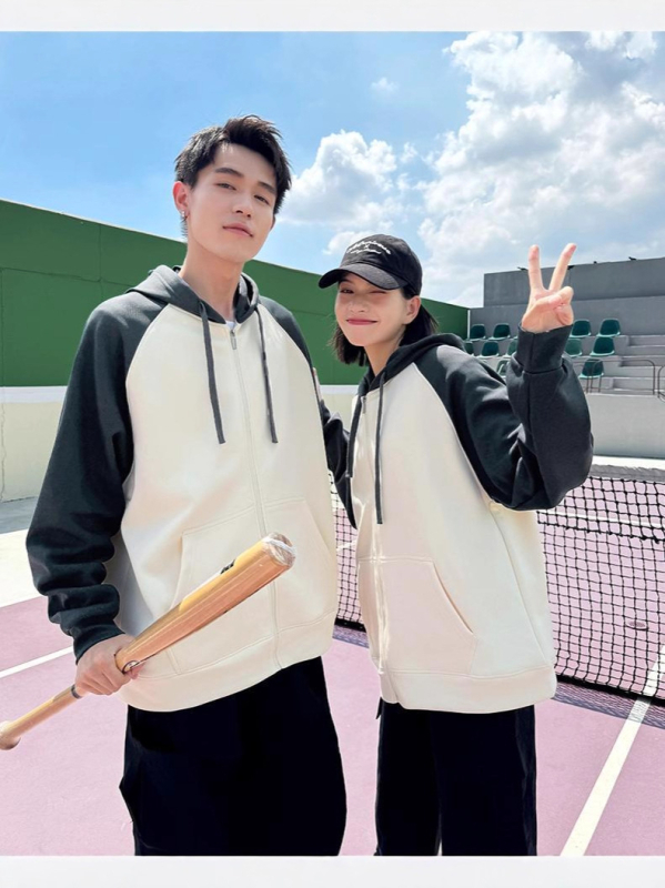 Kapucē patchwork džemperis ar kontrastšuvēm, poliesters, normāls piegriezums, pāru dizains