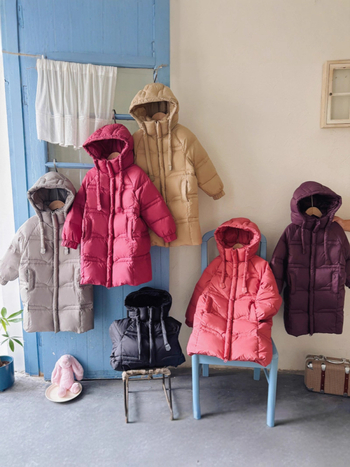 Bērnu pūka jaka, unisex, ar kapuci, ziemas biezāka; 50–55% balta pīļu pūka; ārējais neilons, oderes poliesters; piemērots 8+ gadu vecuma bērniem