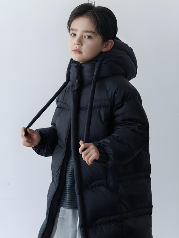 Bērnu pūka jaka, unisex, ar kapuci, ziemas biezāka; 50–55% balta pīļu pūka; ārējais neilons, oderes poliesters; piemērots 8+ gadu vecuma bērniem