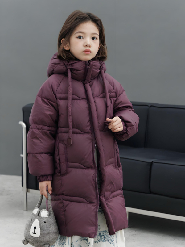 Bērnu pūka jaka, unisex, ar kapuci, ziemas biezāka; 50–55% balta pīļu pūka; ārējais neilons, oderes poliesters; piemērots 8+ gadu vecuma bērniem